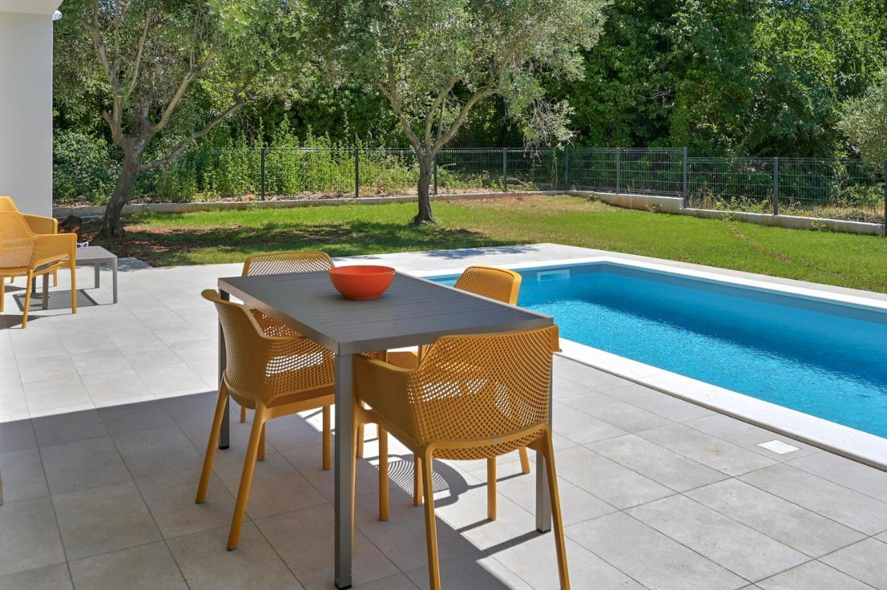 Villa Solis-Modern Villa For A Romantic Retreat, Heated Pool Ližnjan Εξωτερικό φωτογραφία