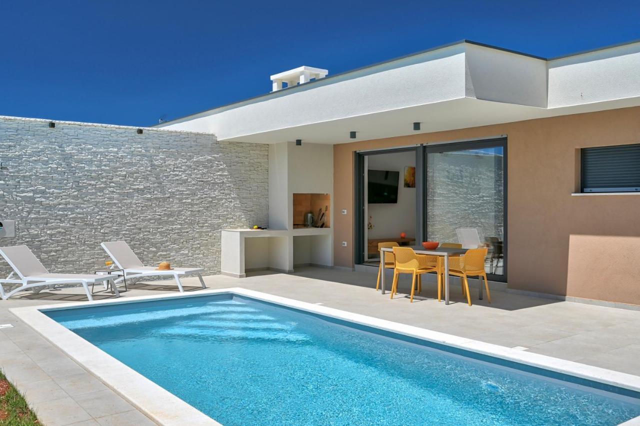 Villa Solis-Modern Villa For A Romantic Retreat, Heated Pool Ližnjan Εξωτερικό φωτογραφία