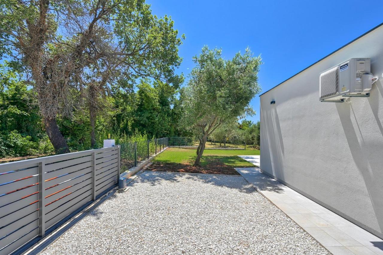 Villa Solis-Modern Villa For A Romantic Retreat, Heated Pool Ližnjan Εξωτερικό φωτογραφία