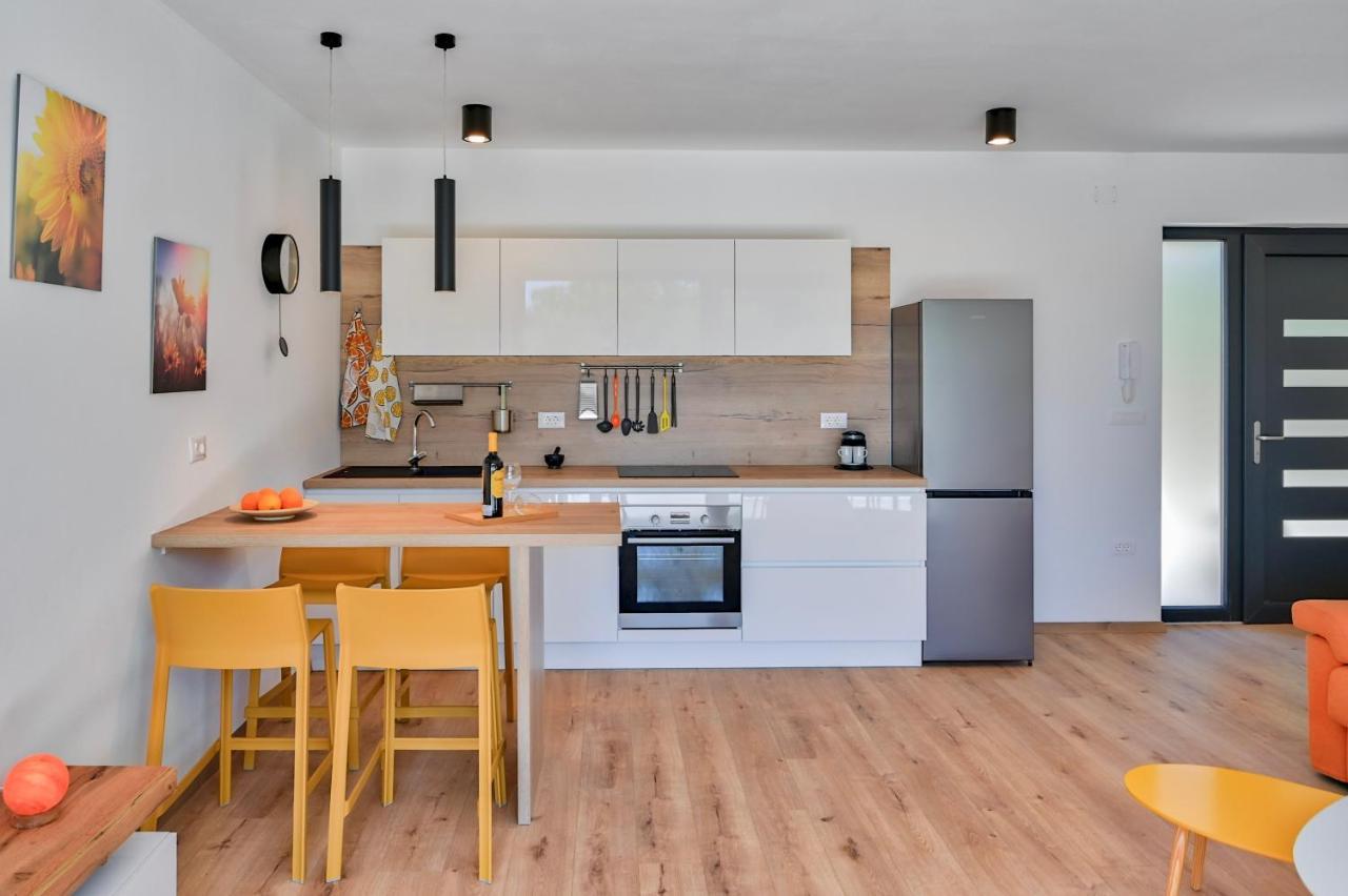 Villa Solis-Modern Villa For A Romantic Retreat, Heated Pool Ližnjan Εξωτερικό φωτογραφία
